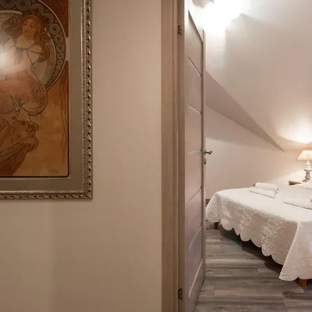 Old Dome Square Apartment *